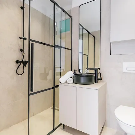 Ultra-modern Luxury - Spacious & Elegant