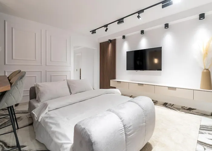 Ultra-modern Luxury - Spacious & Elegant *