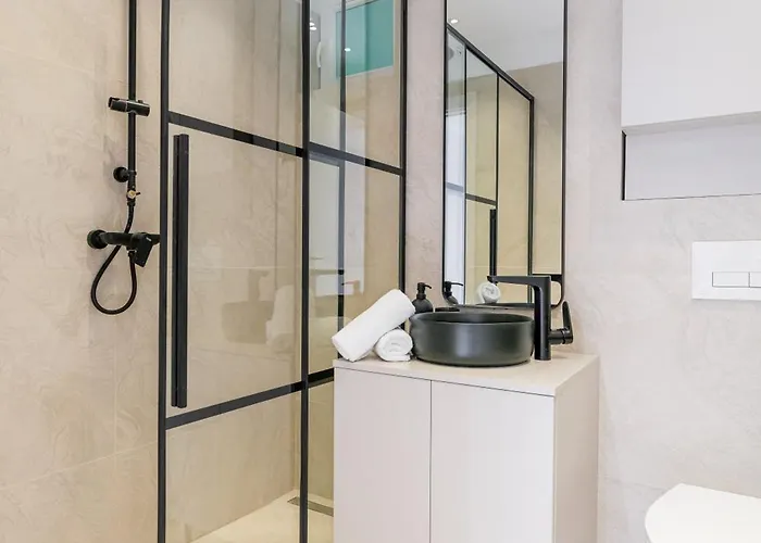 Ultra-modern Luxury - Spacious & Elegant